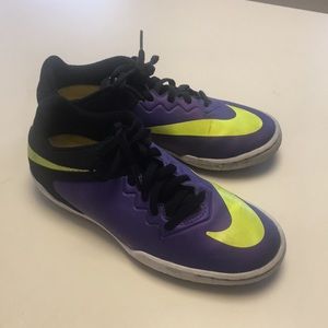 Boys indoor soccer shoes size 4